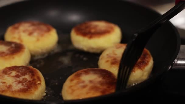 A palacsintát serpenyőben sütik, a szakács serpenyőbe keveri az ételt egy spatulával. — Stock videók