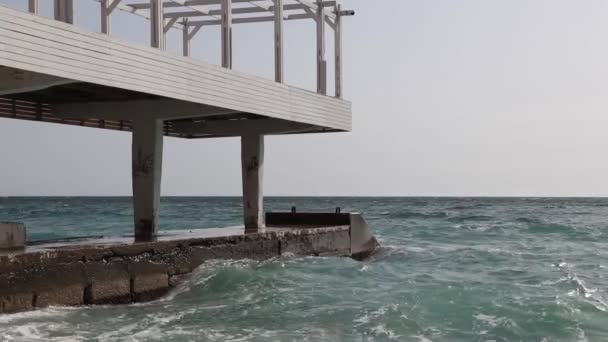 Playa, rompeolas en el mar, playa rocosa y olas — Vídeo de stock