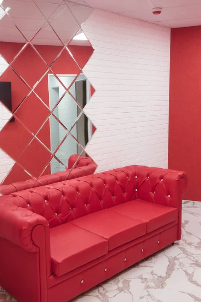 Červená pohovka v chodbě a obývacím pokoji gauč, minimalistický interiér místnosti — Stock fotografie