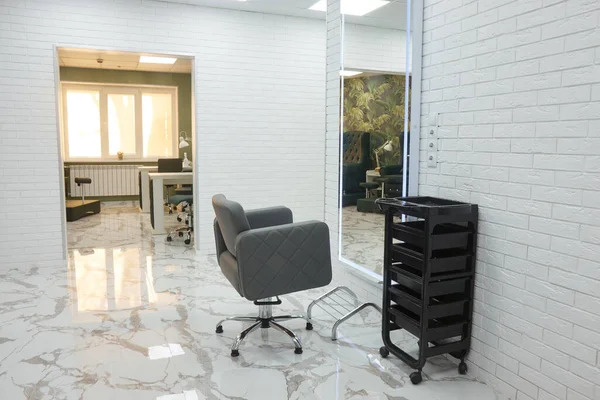 Silla de barbero y espejos en un salón de belleza de élite, cosmetólogos oficina interior — Foto de Stock