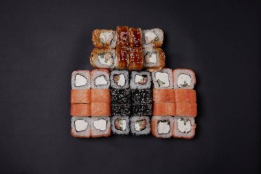 Masanın üzerinde farklı ekmekler, Japon yemekleri, mermerden yapılmış suşi, üst manzara, Çin yemek çubukları.