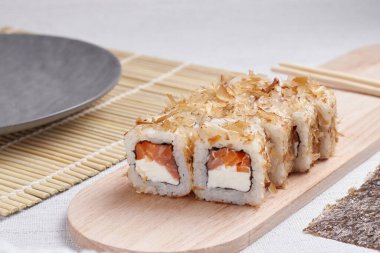 Bir porsiyon ekmek, Japon yemeği, masada suşi, Çin yemek çubukları, hafif arka plan.