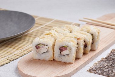 Bir porsiyon ekmek, Japon yemeği, masada suşi, Çin yemek çubukları, hafif arka plan.