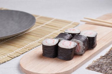 Bir porsiyon ekmek, Japon yemeği, masada suşi, Çin yemek çubukları, hafif arka plan.