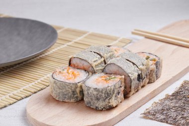 Bir porsiyon ekmek, Japon yemeği, masada suşi, Çin yemek çubukları, hafif arka plan.