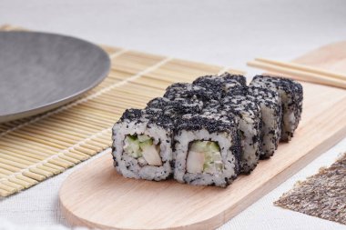 Bir porsiyon ekmek, Japon yemeği, masada suşi, Çin yemek çubukları, hafif arka plan.