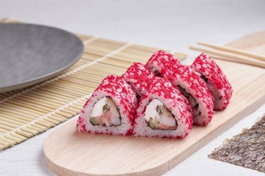 Bir porsiyon ekmek, Japon yemeği, masada suşi, Çin yemek çubukları, hafif arka plan.