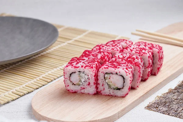Bir porsiyon ekmek, Japon yemeği, masada suşi, Çin yemek çubukları, hafif arka plan.