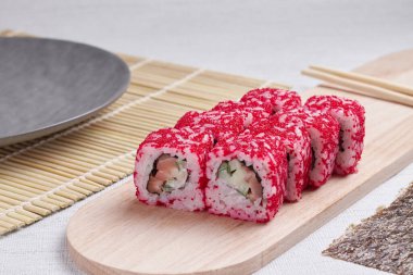 Bir porsiyon ekmek, Japon yemeği, masada suşi, Çin yemek çubukları, hafif arka plan.