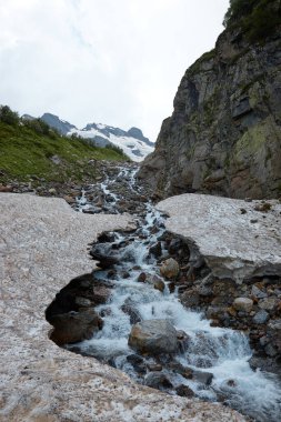 Dağ manzarası, eriyen kar, buzullar ve dağ dereleri, buzdaki mağaralar.