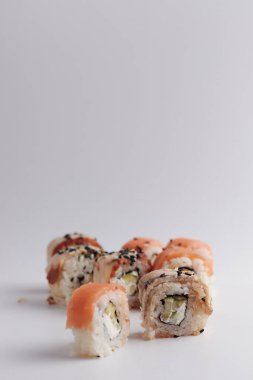 Masada birkaç farklı rulo var, Asya yemekleri, yan görüş, arka plan, suşi, zencefil ve wasabi.