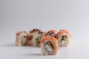 Odaklanan bir rulo, bulanık bir porsiyon, Asya yemeği, suşi ve balık yemeği.