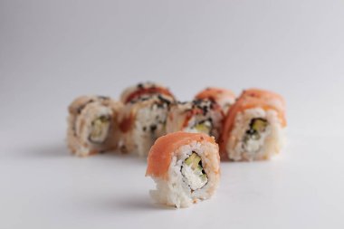 Odaklanan bir rulo, bulanık bir porsiyon, Asya yemeği, suşi ve balık yemeği.