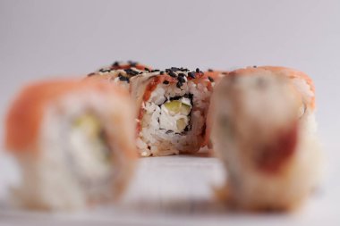 Odaklanan bir rulo, bulanık bir porsiyon, Asya yemeği, suşi ve balık yemeği.