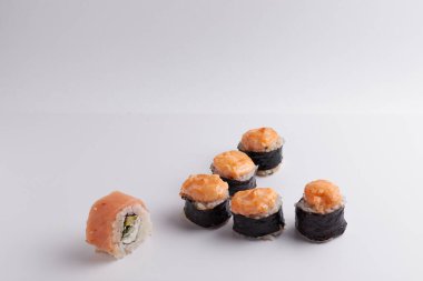 Masada birkaç farklı rulo var, Asya yemekleri, yan görüş, arka plan, suşi, zencefil ve wasabi.