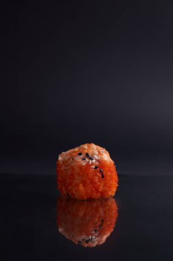 Odaklanan bir rulo, bulanık bir porsiyon, Asya yemeği, suşi ve balık yemeği.