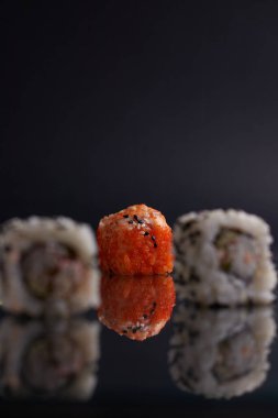 Odaklanan bir rulo, bulanık bir porsiyon, Asya yemeği, suşi ve balık yemeği.