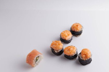 Masada birkaç farklı rulo var, Asya yemekleri, yan görüş, arka plan, suşi, zencefil ve wasabi.