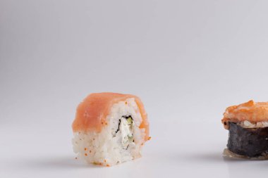 Masada birkaç farklı rulo var, Asya yemekleri, yan görüş, arka plan, suşi, zencefil ve wasabi.