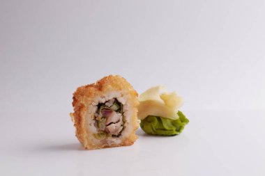 Masada birkaç farklı rulo var, Asya yemekleri, yan görüş, arka plan, suşi, zencefil ve wasabi.