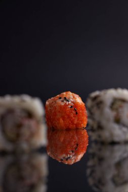 Odaklanan bir rulo, bulanık bir porsiyon, Asya yemeği, suşi ve balık yemeği.