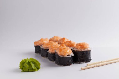 Bir porsiyon ekmek, Japon yemeği, masada suşi, Çin yemek çubukları, hafif arka plan.