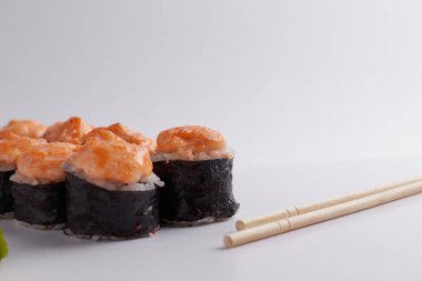 Bir porsiyon ekmek, Japon yemeği, masada suşi, Çin yemek çubukları, hafif arka plan.