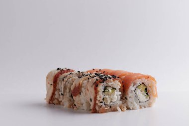 Bir porsiyon ekmek, Japon yemeği, masada suşi, Çin yemek çubukları, hafif arka plan.