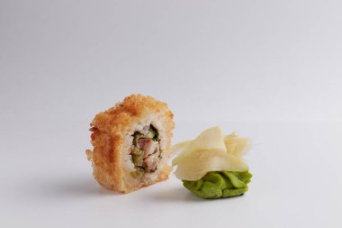 Masada birkaç farklı rulo var, Asya yemekleri, yan görüş, arka plan, suşi, zencefil ve wasabi.