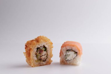 Masada birkaç farklı rulo var, Asya yemekleri, yan görüş, arka plan, suşi, zencefil ve wasabi.