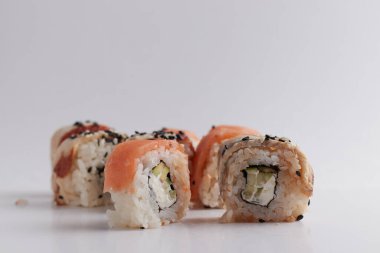 Odaklanan bir rulo, bulanık bir porsiyon, Asya yemeği, suşi ve balık yemeği.