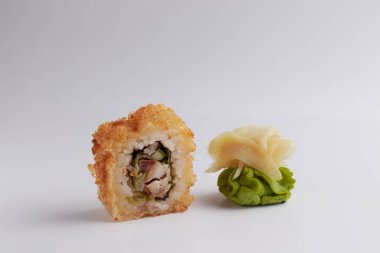 Masada birkaç farklı rulo var, Asya yemekleri, yan görüş, arka plan, suşi, zencefil ve wasabi.