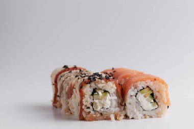 Bir porsiyon ekmek, Japon yemeği, masada suşi, Çin yemek çubukları, hafif arka plan.