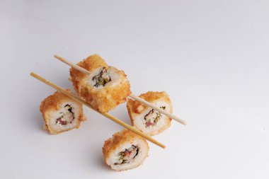 Masada birkaç rulo, Asya yemeği, Çin yemek çubuklarında denge, üst manzara, suşi.