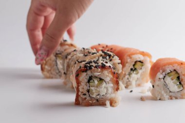 Odaklanan bir rulo, bulanık bir porsiyon, Asya yemeği, suşi ve balık yemeği.