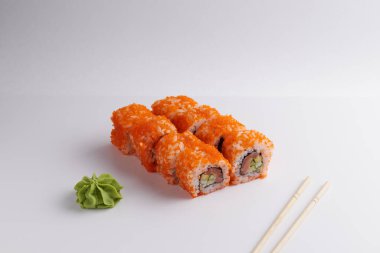 Bir porsiyon ekmek, Japon yemeği, masada suşi, Çin yemek çubukları, hafif arka plan.