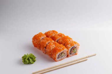 Bir porsiyon ekmek, Japon yemeği, masada suşi, Çin yemek çubukları, hafif arka plan.