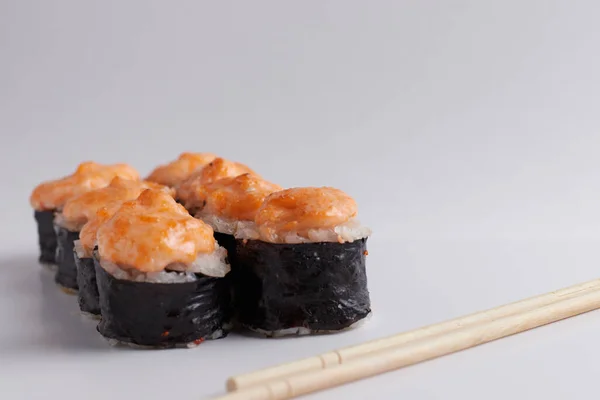 Bir porsiyon ekmek, Japon yemeği, masada suşi, Çin yemek çubukları, hafif arka plan.