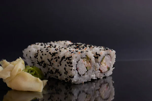 Bir porsiyon ekmek, Japon yemeği, masada suşi, Çin yemek çubukları, hafif arka plan.
