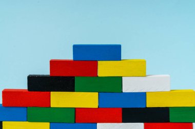 Renkli ahşap küboid şekil yığını arka plan için mükemmel.