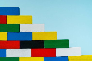 Renkli ahşap küboid şekil yığını arka plan için mükemmel.