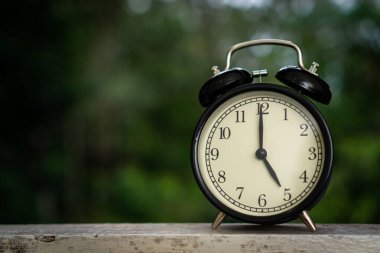 Kopya alanı olan siyah antika alarm saati.