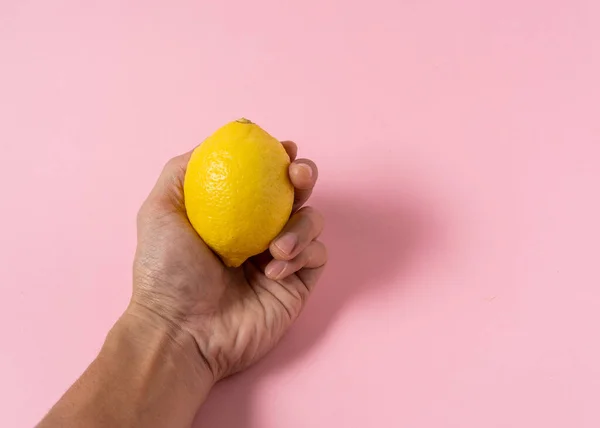Hand Man Hold Lemon Fruit Copy Space — Fotografia de Stock
