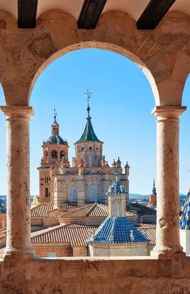 Teruel Katedrali 'nin kemerlerden görünüşü Aragon. İspanya