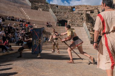 Sagunto, Valencia. Novembre 2, 2021 Roma 'daki Sagunto tiyatrosunda gladyatör muharebesi sergisi.