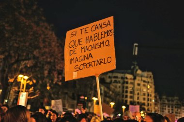 Valencia, İspanya - 8 Mart 2022: 8 Mart 'taki feminist gösteride bir posterdeki mesaj.