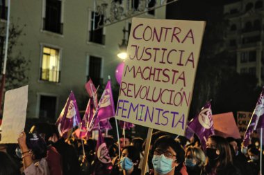 Valencia, İspanya - 8 Mart 2022: 8 Mart 'taki feminist gösteride bir posterdeki mesaj.