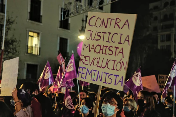 Valencia, İspanya - 8 Mart 2022: 8 Mart 'taki feminist gösteride bir posterdeki mesaj.
