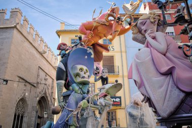 Valencia, Espaa - Marzo 12, 2022: Valencia, İspanya - 12 Mart 2022 Fallas Festivali, boyalı karton anıtlar sokaklarda sergileniyor ve birkaç gün boyunca hayranlık duyulduktan sonra.