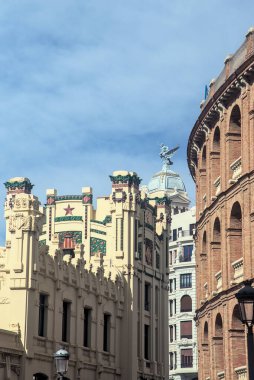 Valencia 'nın merkez tren istasyonunun sol binasında, sağ arenada. Valencia, İspanya